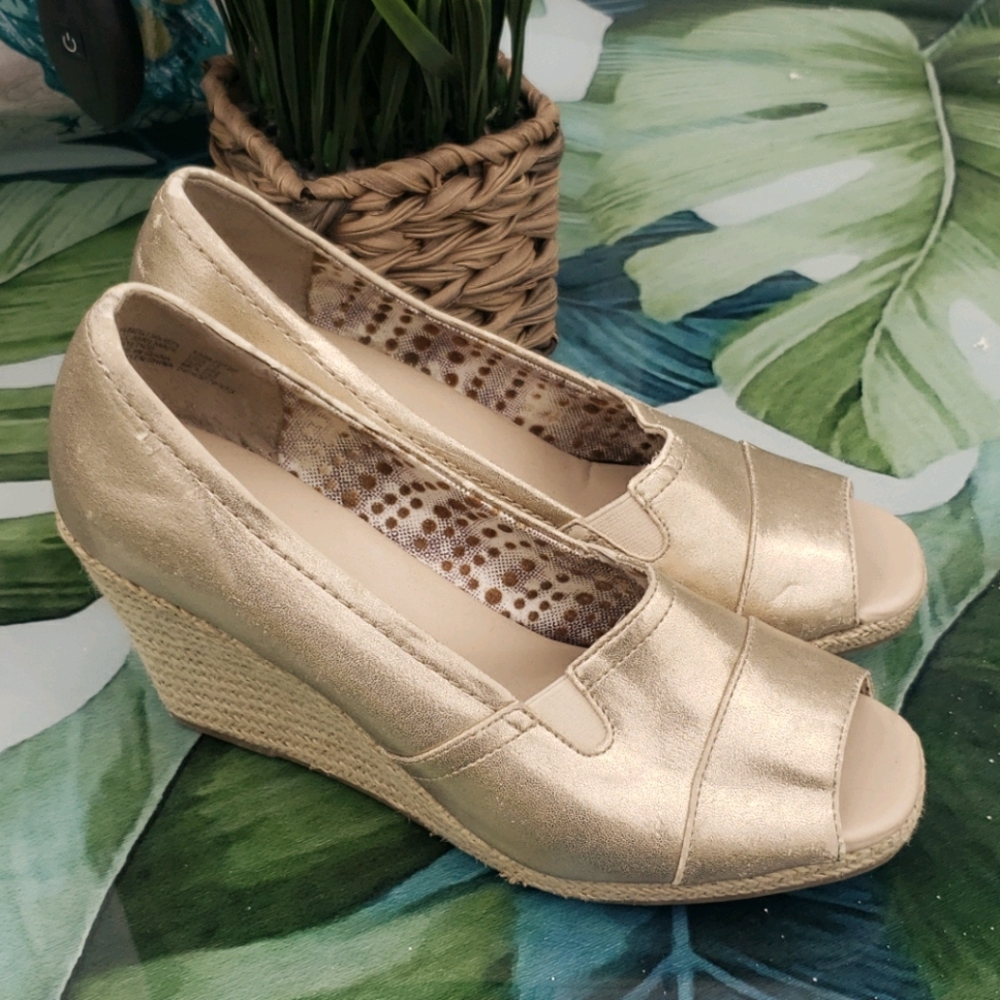 ⚜️ Gold Slip-on Wedges (size 7.5) ⚜️